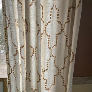 ISO This threshold curtain